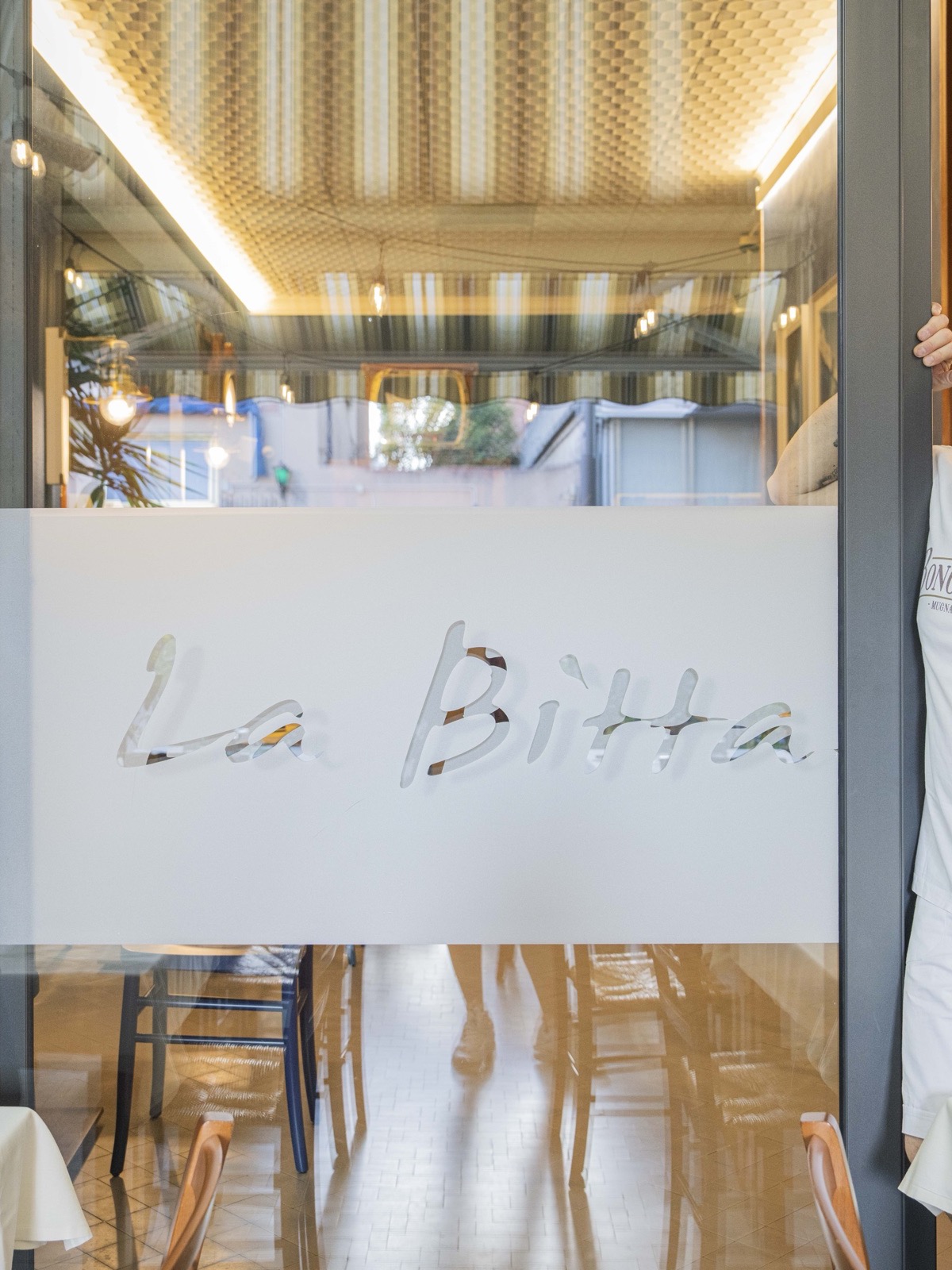 Glauco e Ilaria davanti al ristorante La Bitta