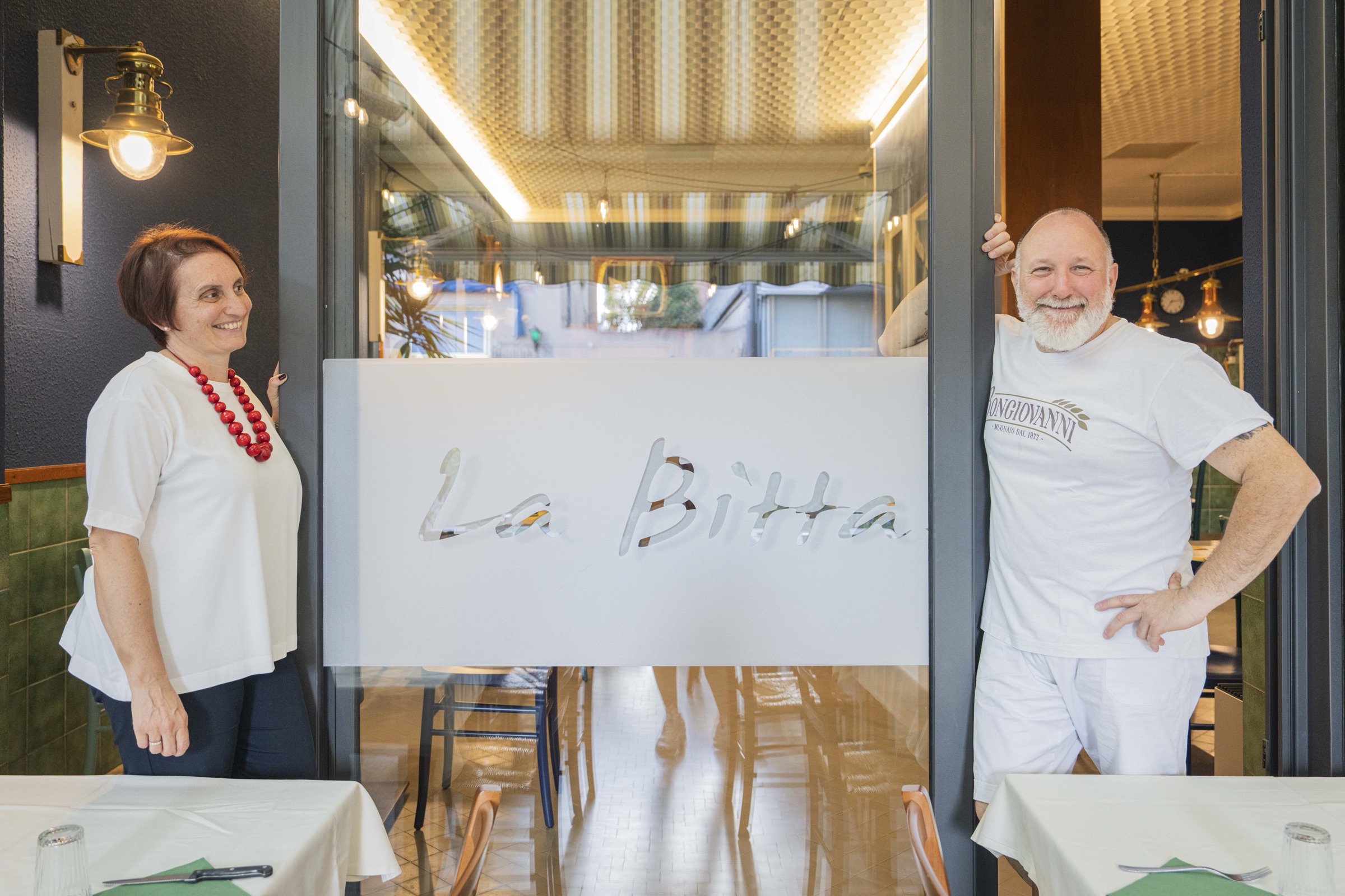 Glauco e Ilaria davanti al ristorante La Bitta
