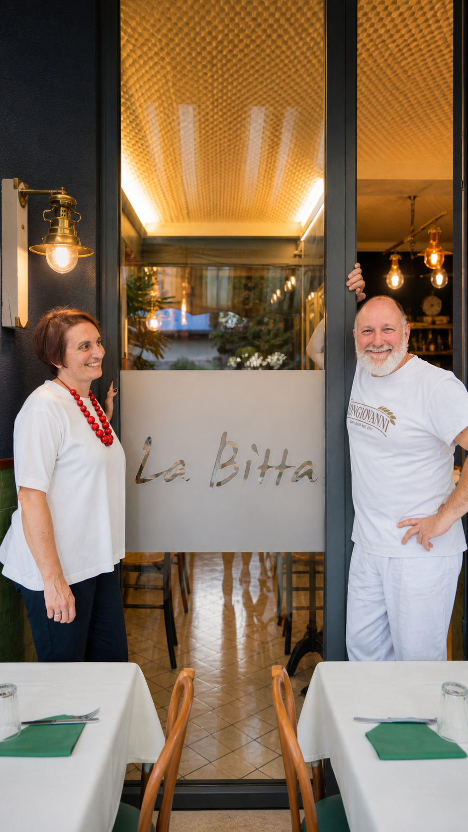 Glauco e Ilaria davanti al ristorante La Bitta