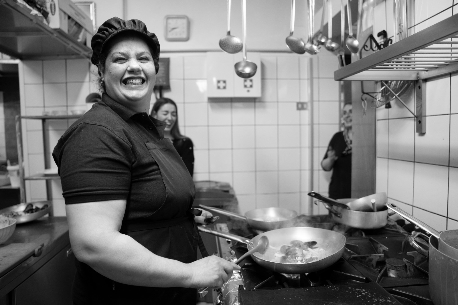 La nostra cuoca al lavoro in cucina